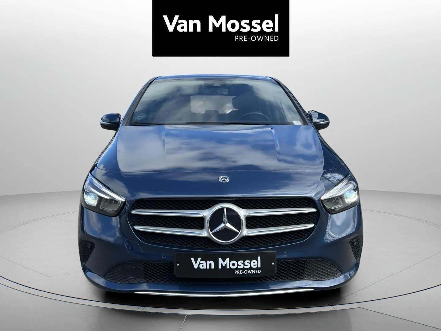 Blå Mercedes B250 e fra 2021