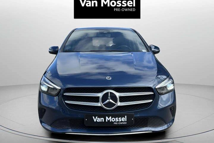 Blå Mercedes B250 e fra 2021