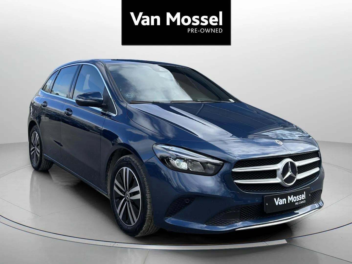 Blå Mercedes B250 e fra 2021