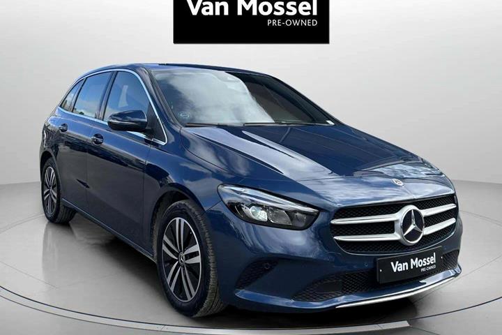 Blå Mercedes B250 e fra 2021