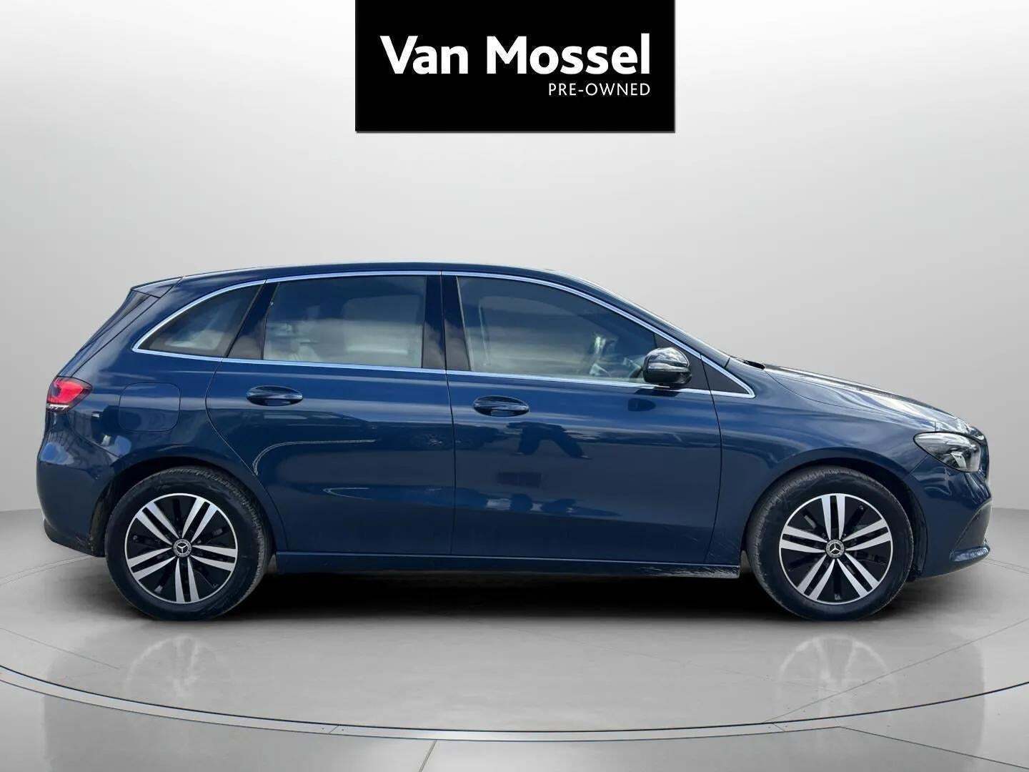 Blå Mercedes B250 e fra 2021