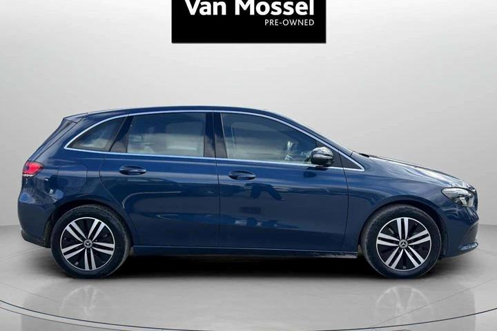 Blå Mercedes B250 e fra 2021