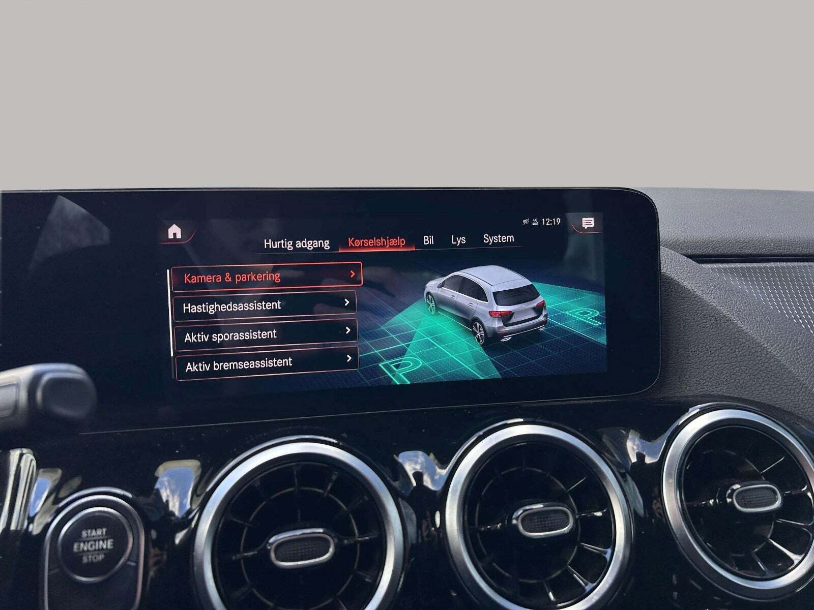 Blå Mercedes B250 e fra 2021