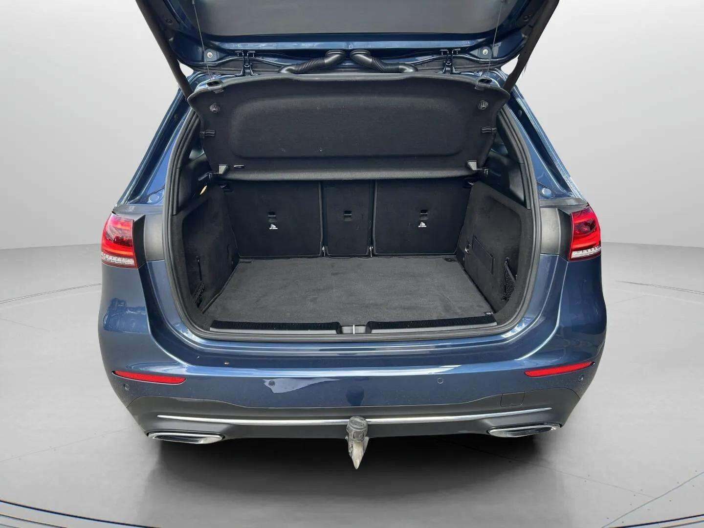 Blå Mercedes B250 e fra 2021