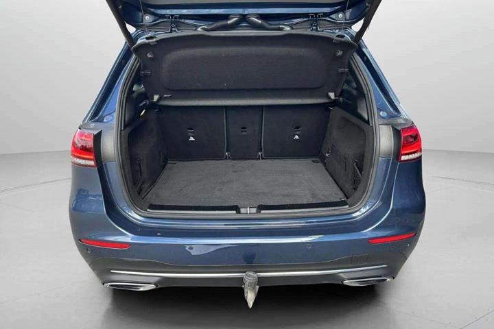 Blå Mercedes B250 e fra 2021