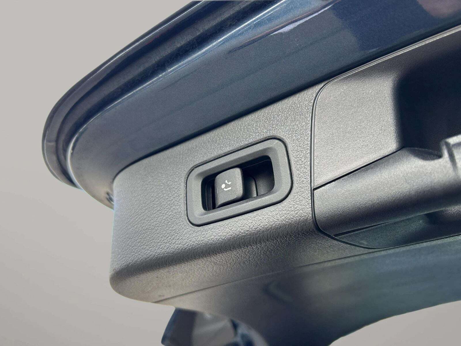Blå Mercedes B250 e fra 2021