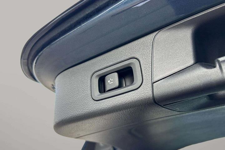 Blå Mercedes B250 e fra 2021
