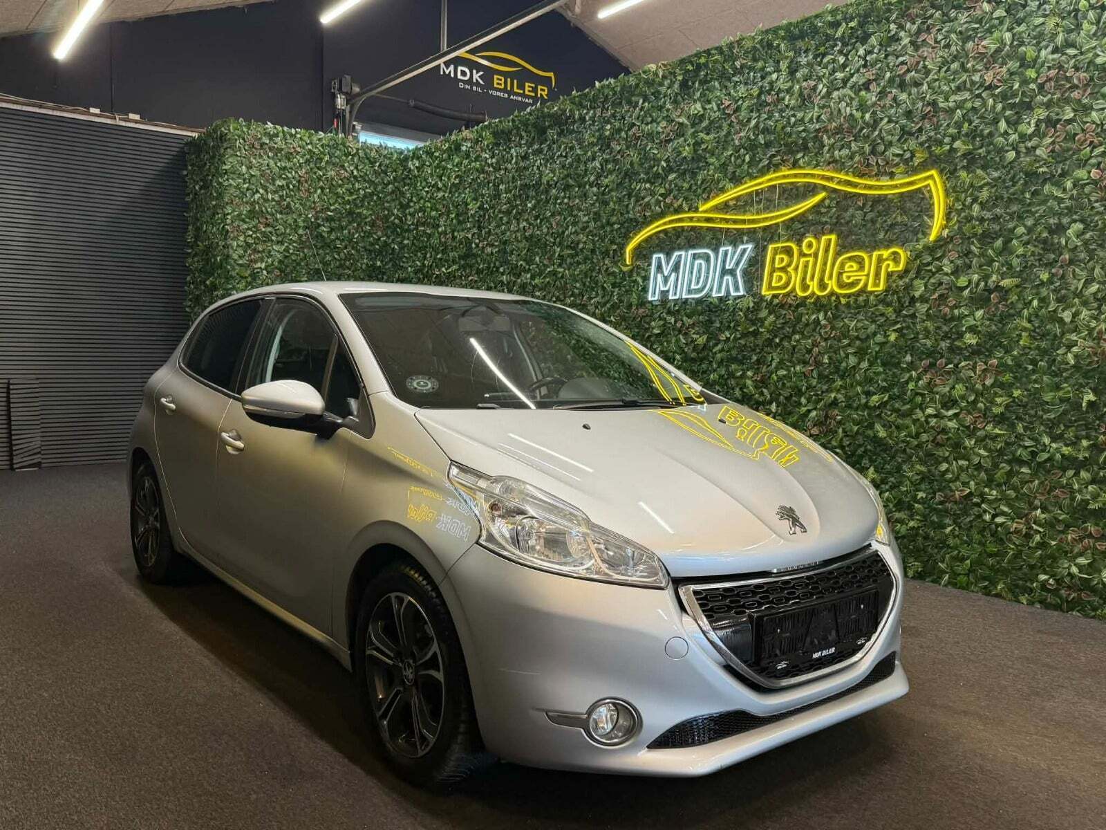 Peugeot 208 1,2 VTi Allure Sky