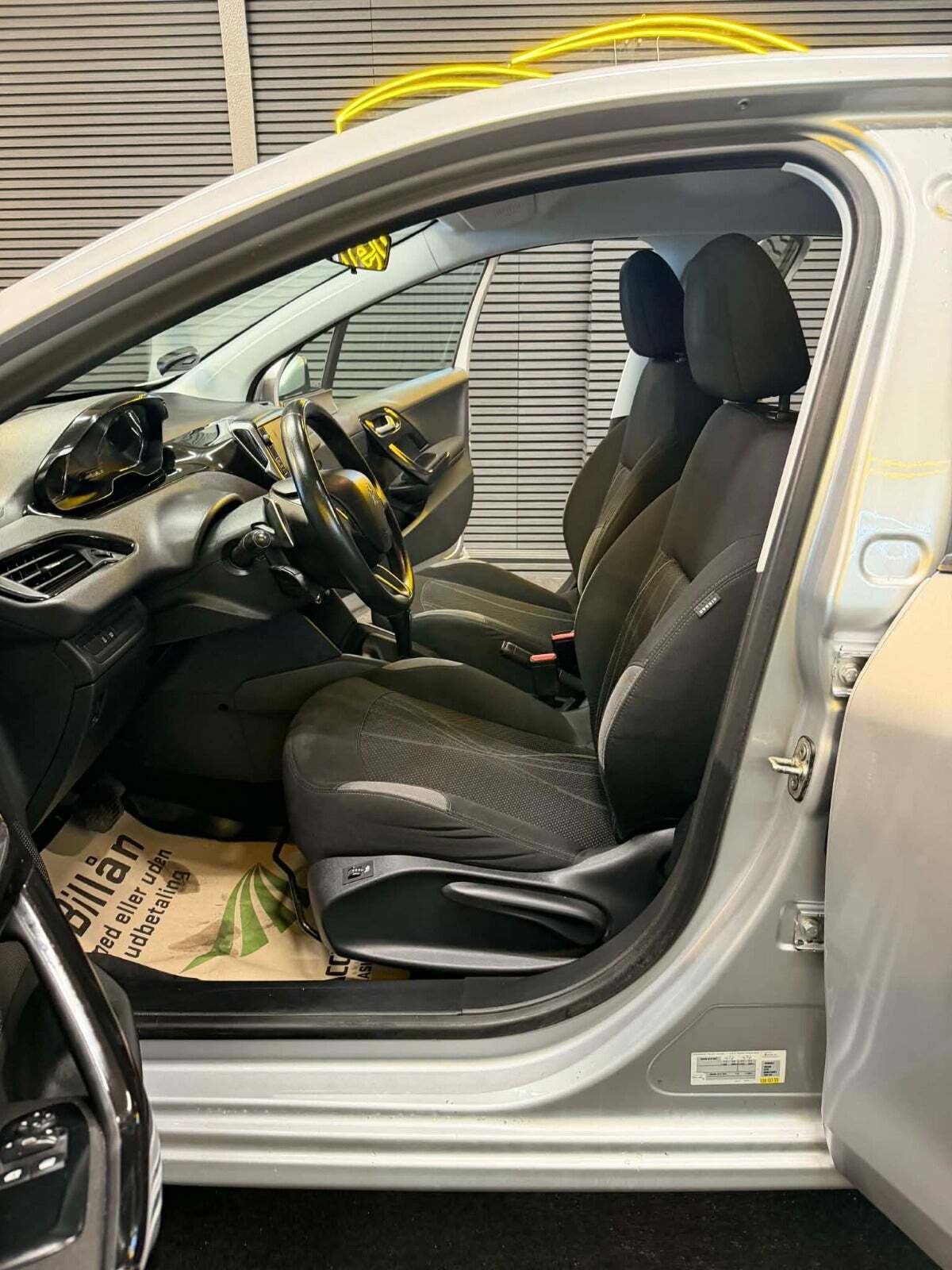 Peugeot 208 1,2 VTi Allure Sky