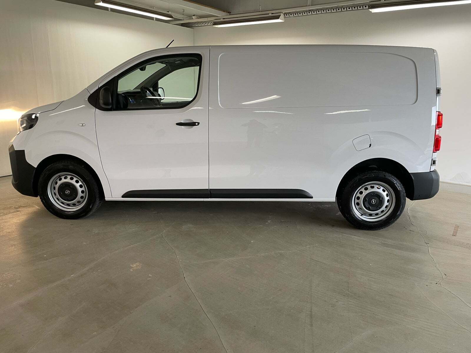 Beige Opel Vivaro fra 2024