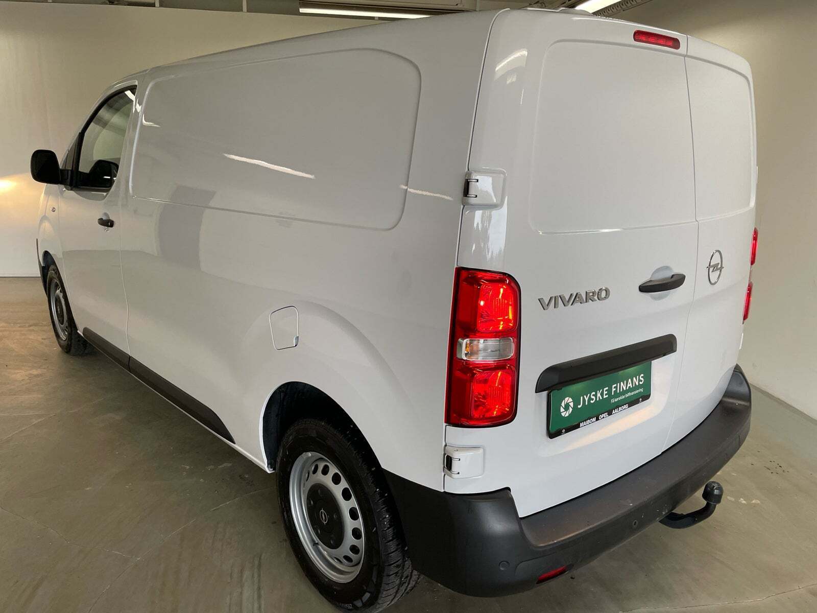 Beige Opel Vivaro fra 2024