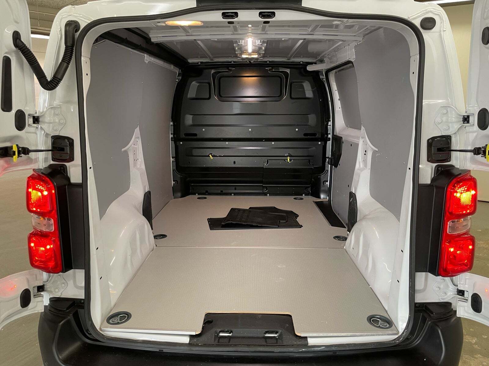 Beige Opel Vivaro fra 2024