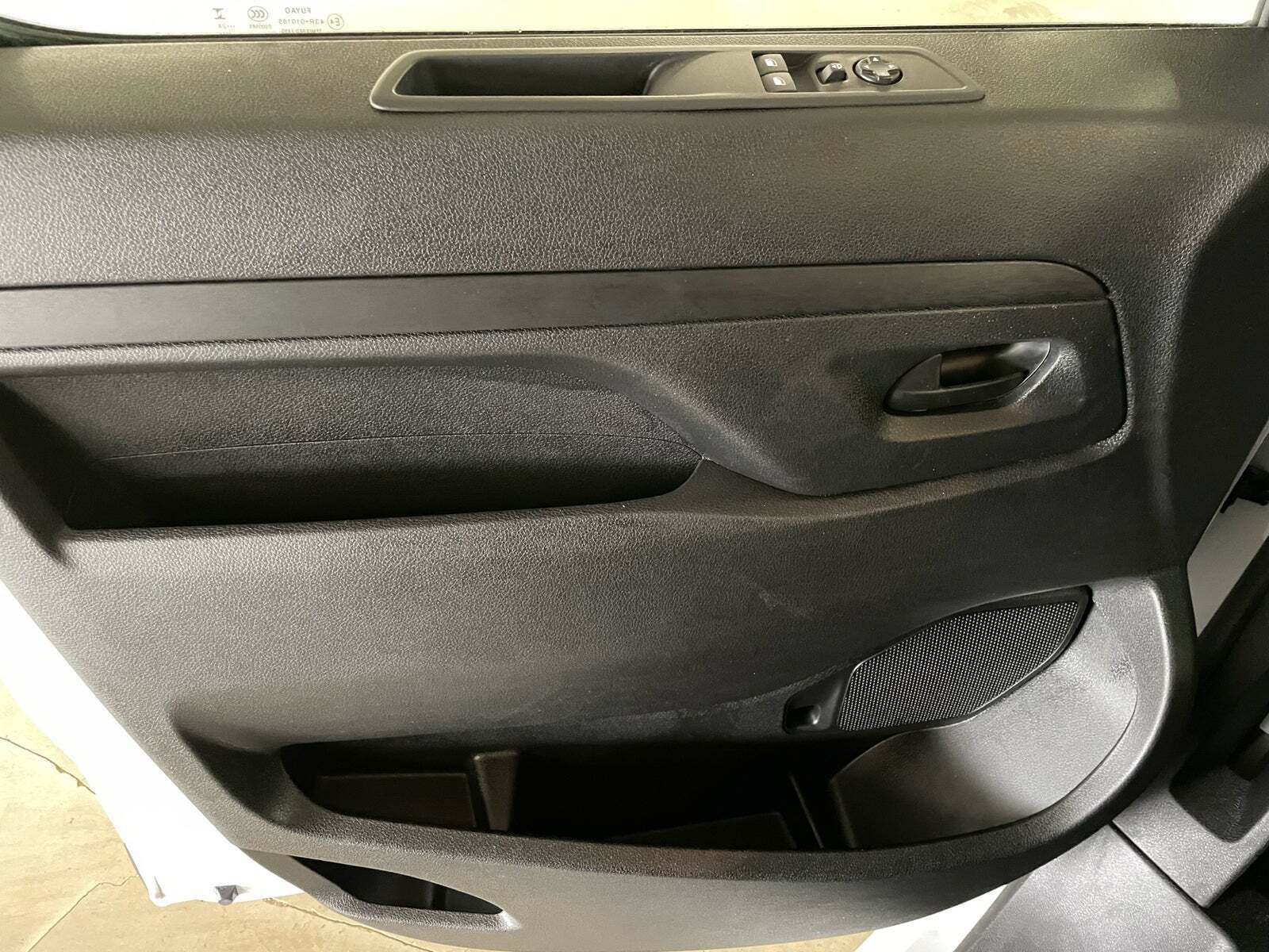 Beige Opel Vivaro fra 2024