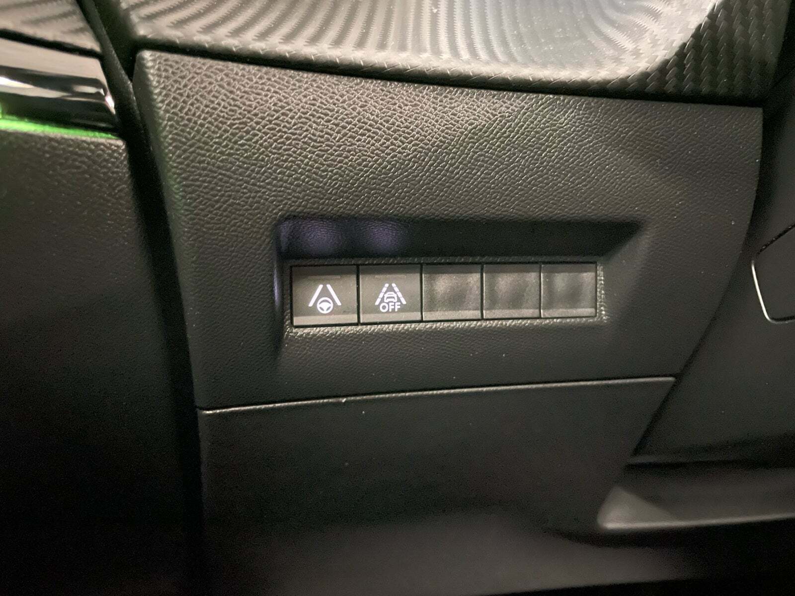 Rød Peugeot e-2008 fra 2020