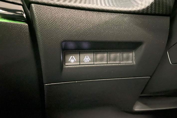 Rød Peugeot e-2008 fra 2020