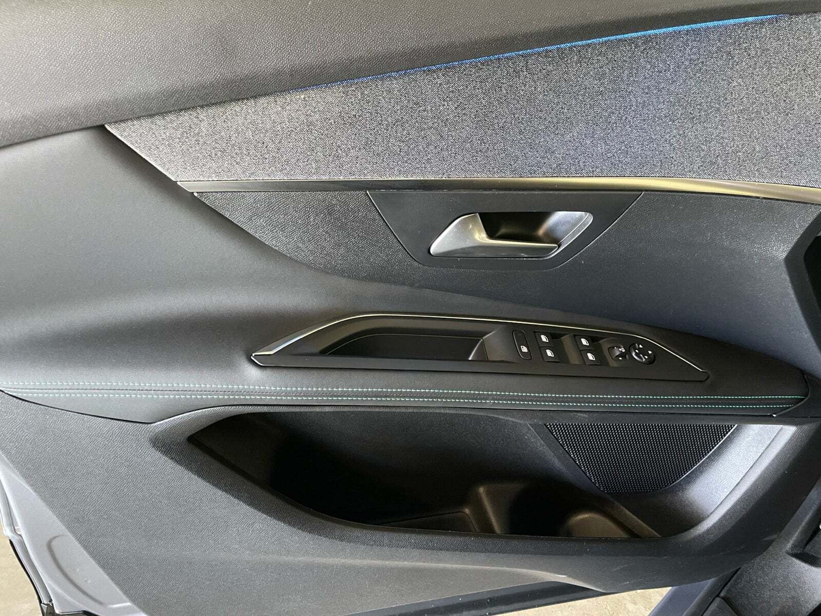 Grå Peugeot 3008 fra 2021