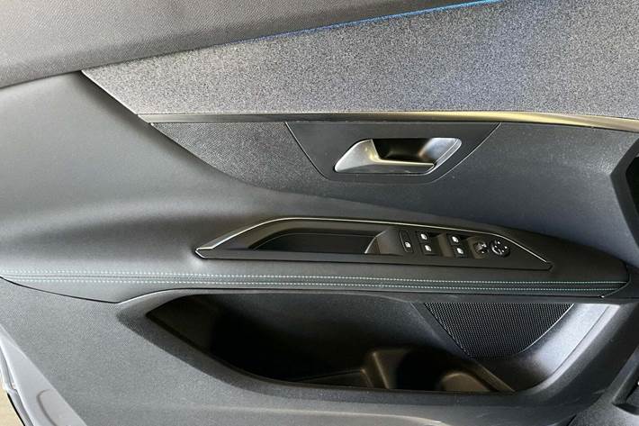 Grå Peugeot 3008 fra 2021