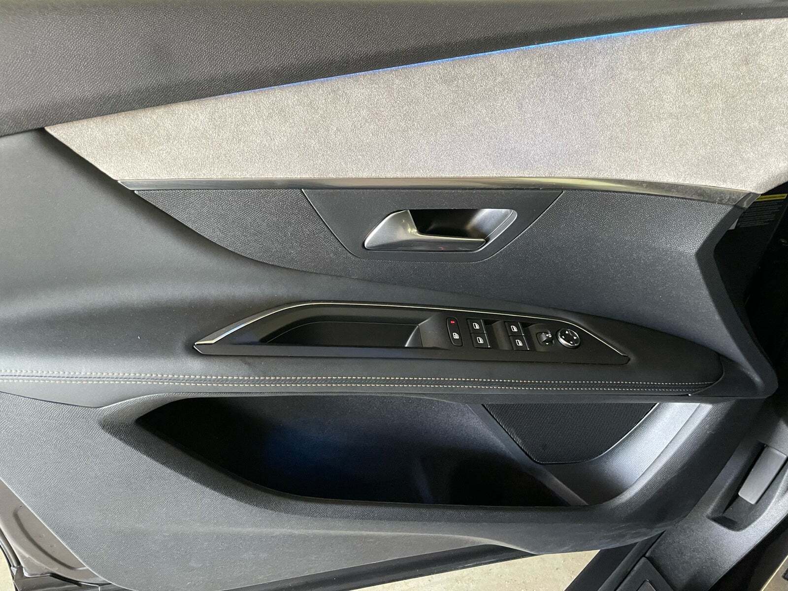 Grå Peugeot 3008 fra 2021