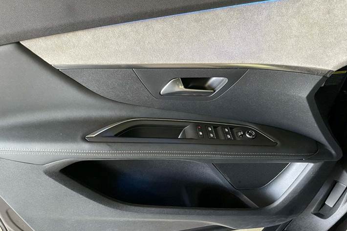 Grå Peugeot 3008 fra 2021