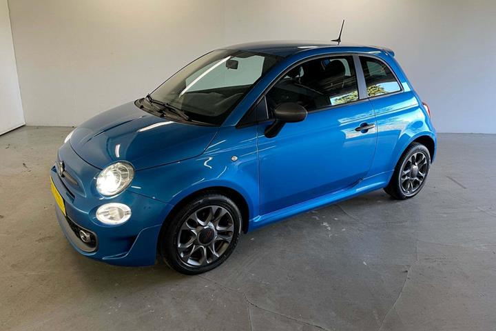 Blå Fiat 500 fra 2018 set udefra