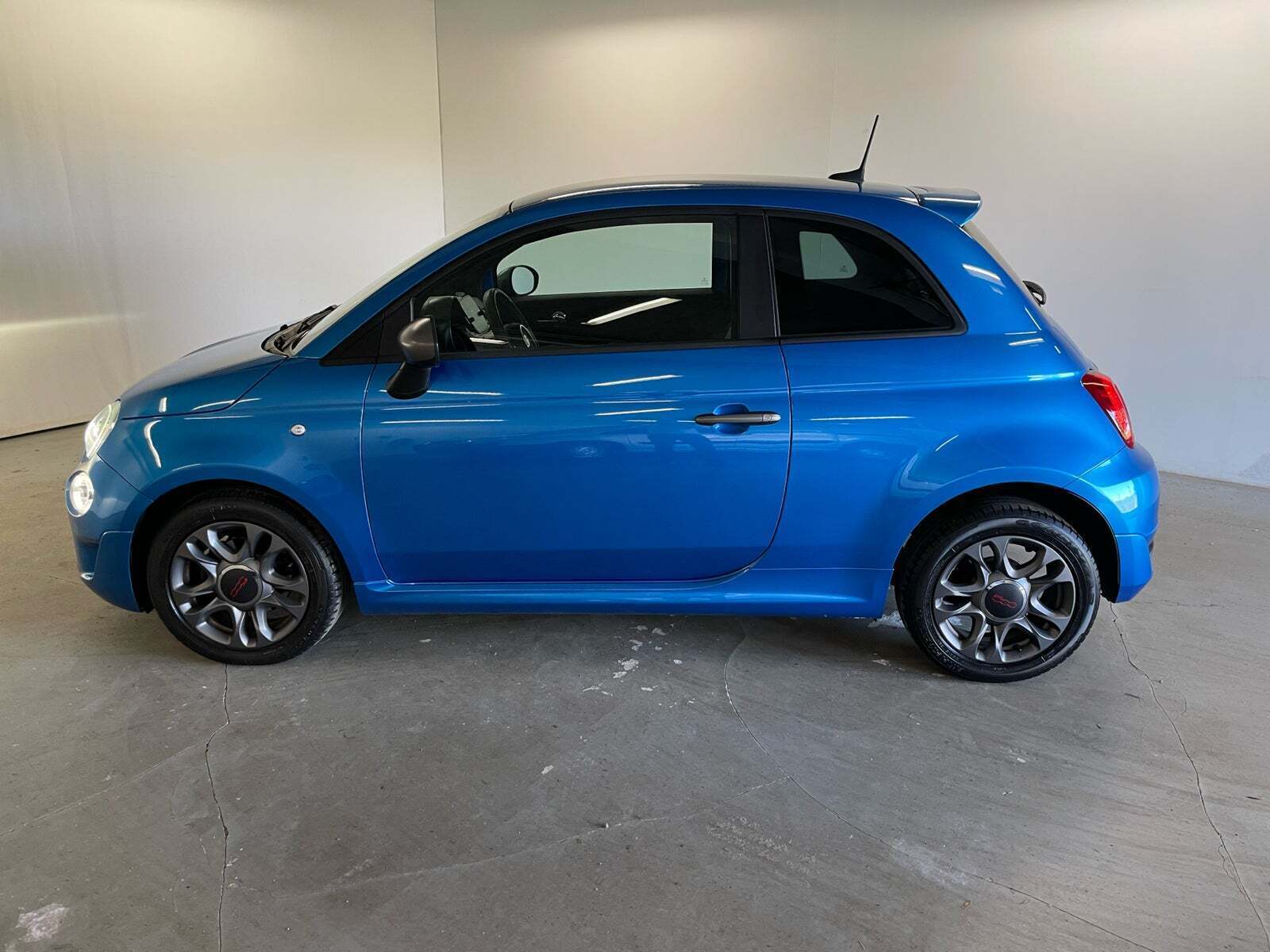 Blå Fiat 500 fra 2018