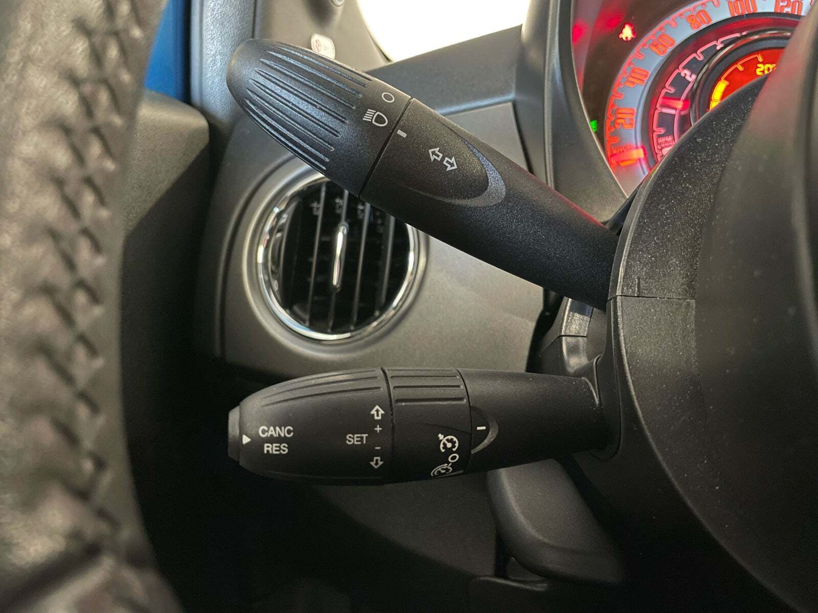 Blå Fiat 500 fra 2018