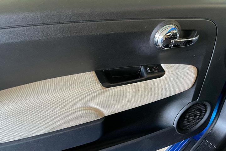 Blå Fiat 500 fra 2018