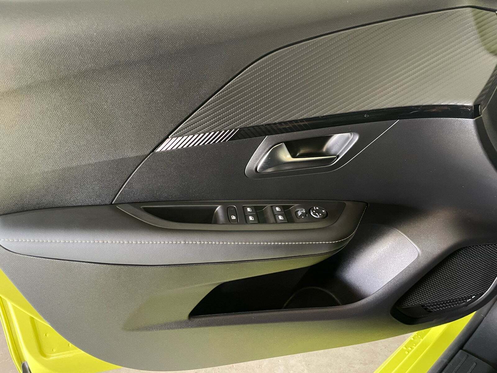 Grøn Peugeot e-208 fra 2024