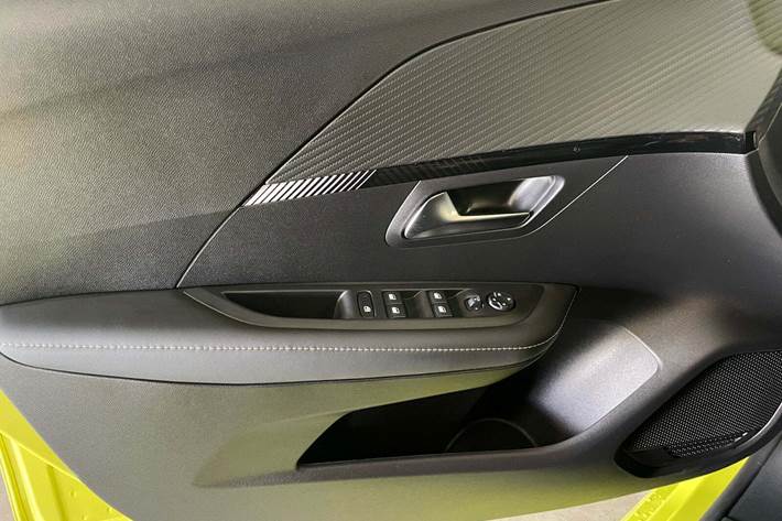 Grøn Peugeot e-208 fra 2024