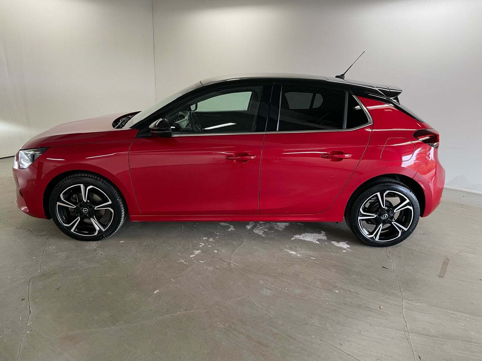 Rød Opel Corsa fra 2023