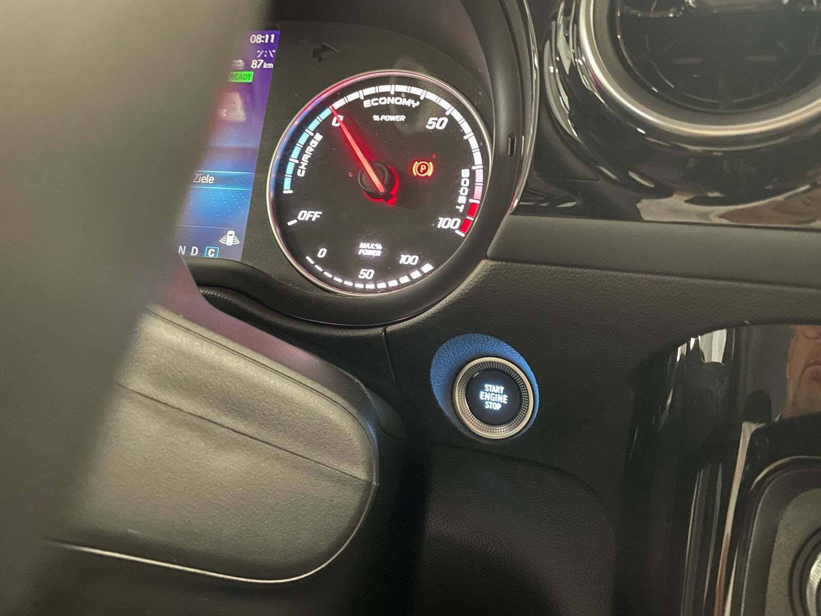 Blå Mercedes EQT200 fra 2024