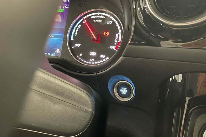 Blå Mercedes EQT200 fra 2024