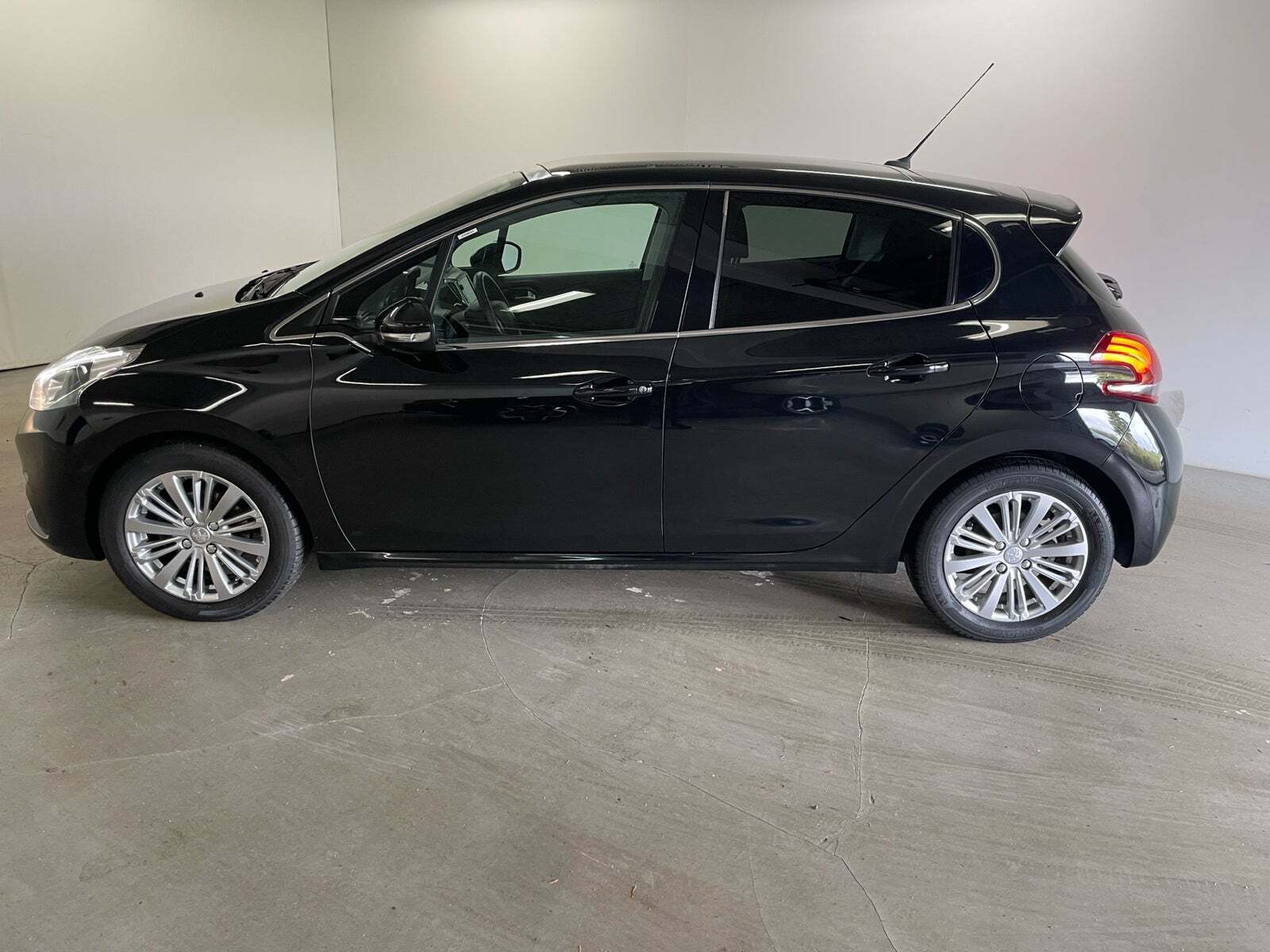 Sort Peugeot 208 fra 2019