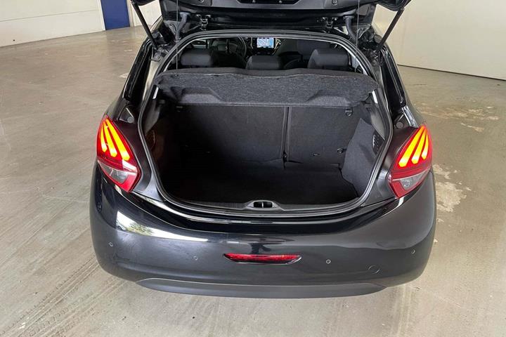 Sort Peugeot 208 fra 2019