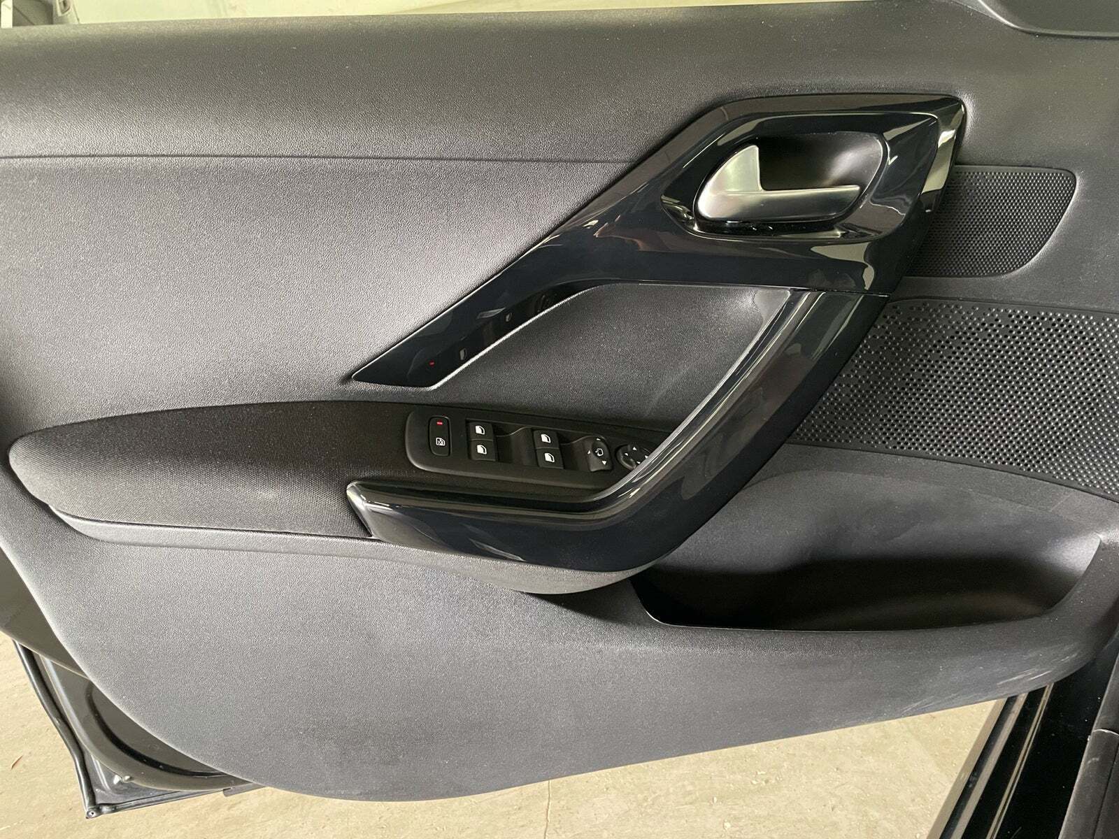 Sort Peugeot 208 fra 2019