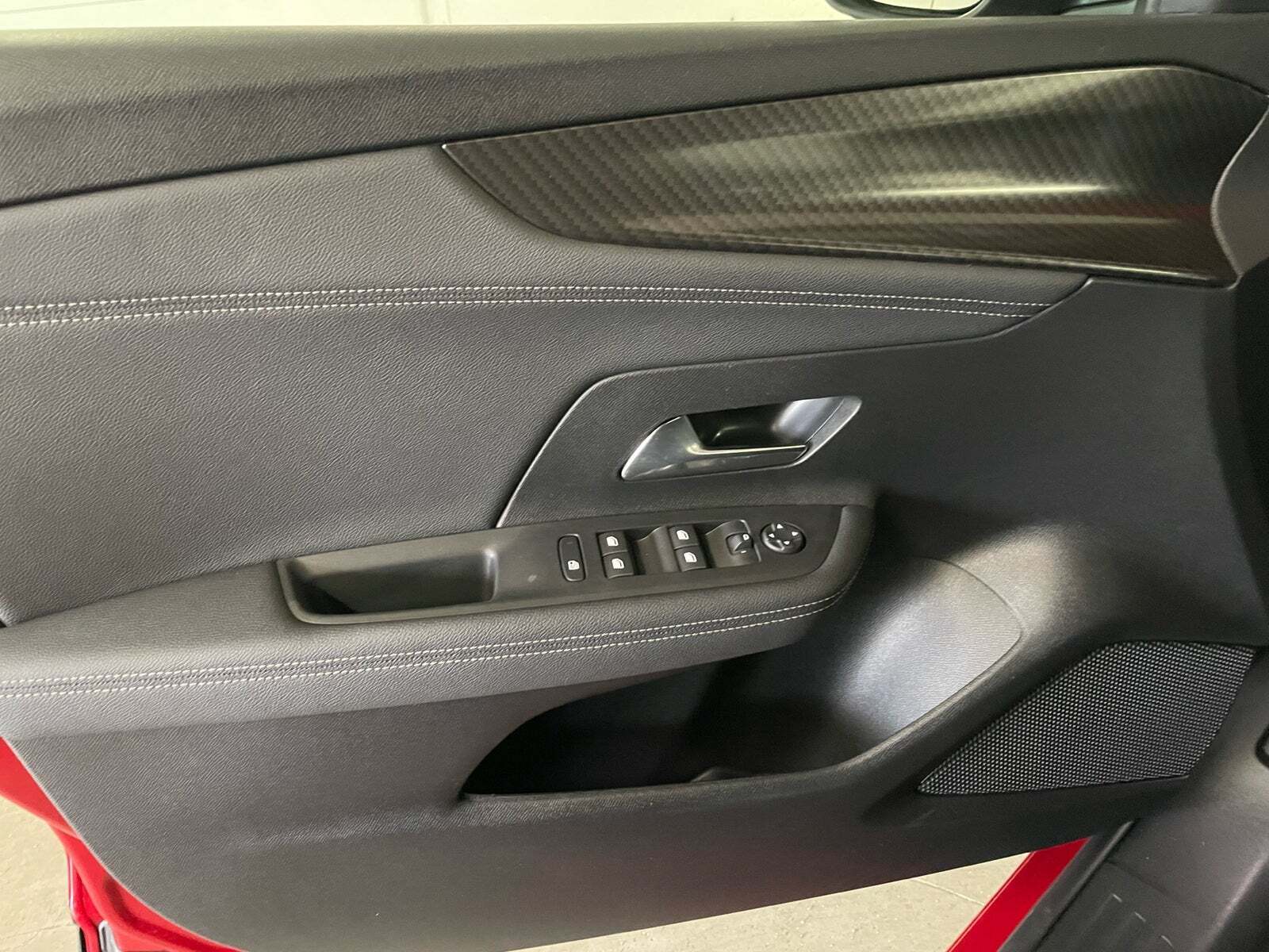 Rød Opel Mokka-e fra 2023