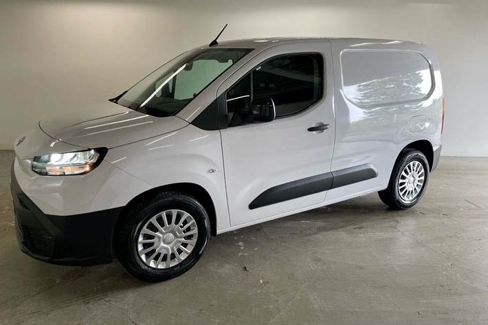 Hvid Toyota ProAce City fra 2025