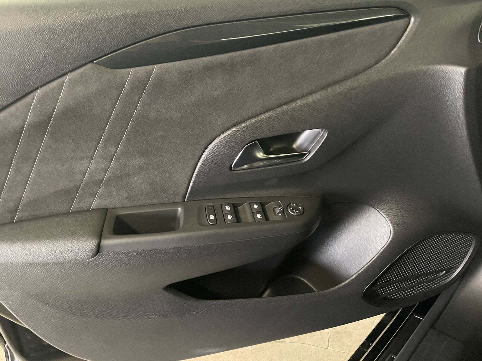 Sort Opel Corsa-e fra 2024