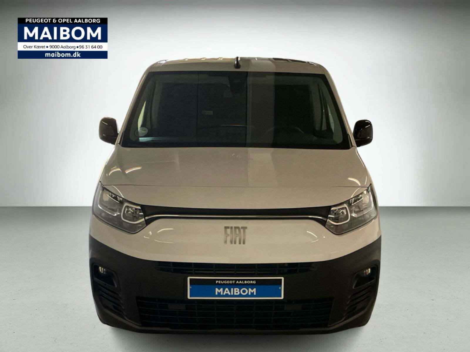 Hvid Fiat Doblò E fra 2023 set udefra