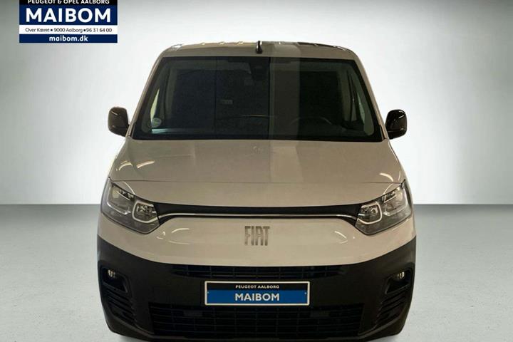 Hvid Fiat Doblò E fra 2023 set udefra