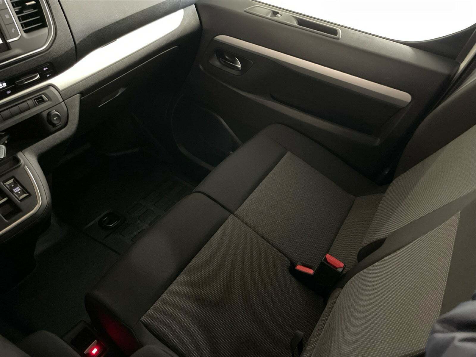 Hvid Opel Vivaro-e fra 2023