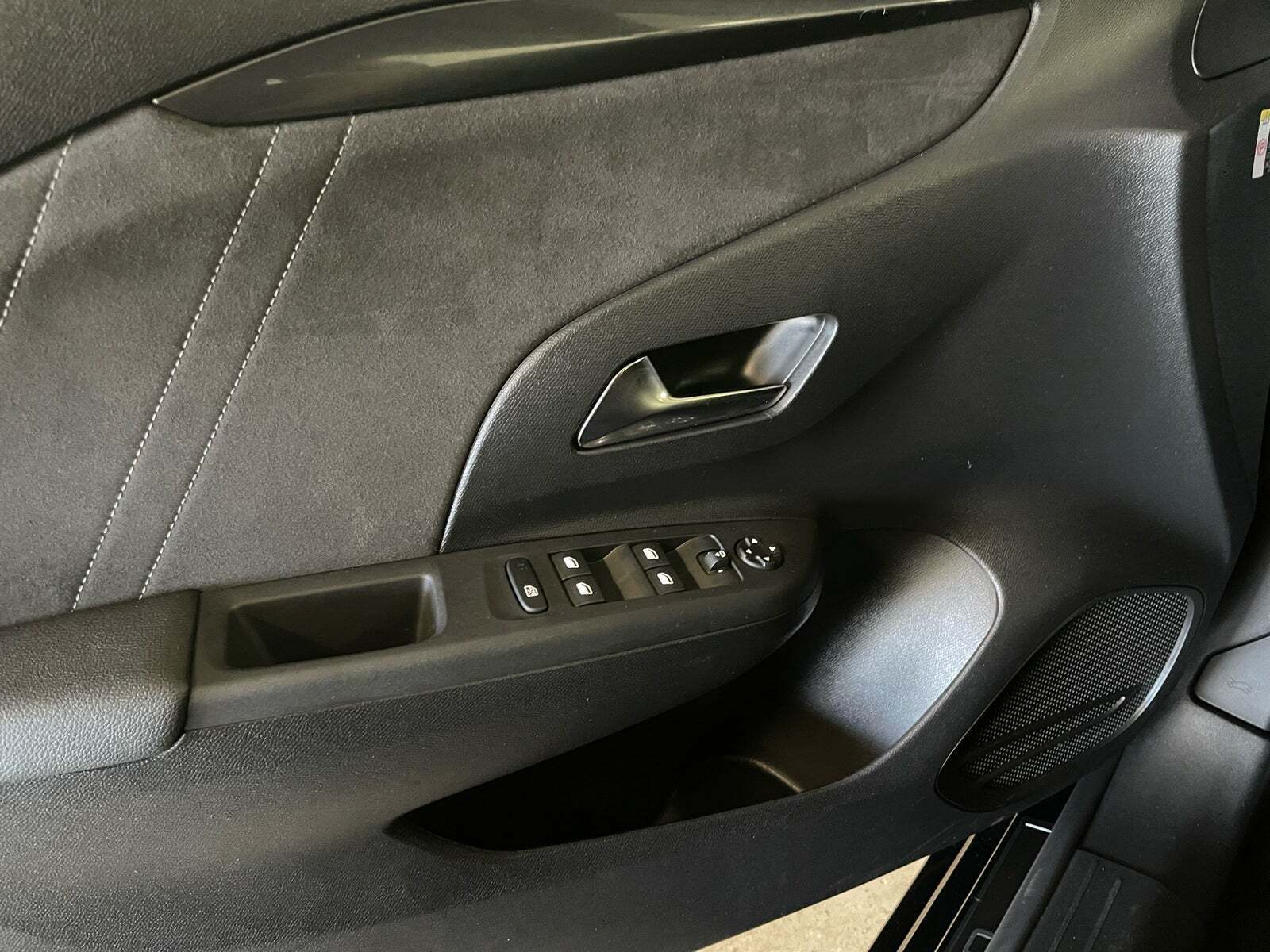 Sort Opel Corsa-e fra 2024