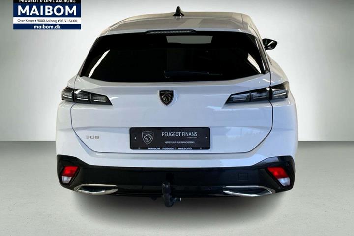 Hvid Peugeot 308 fra 2022 set udefra