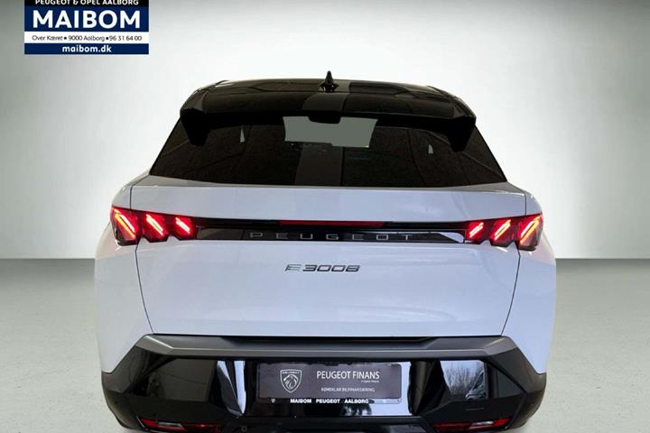 Hvid Peugeot e-3008 fra 2024 set udefra