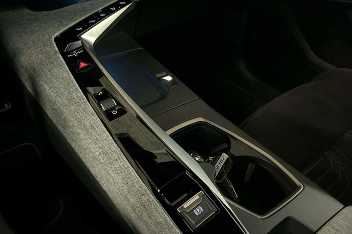 Hvid Peugeot e-3008 fra 2024 set indefra