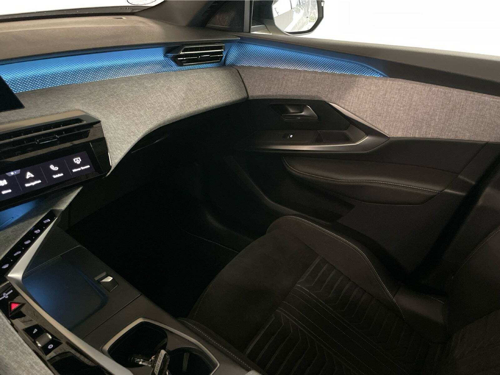 Hvid Peugeot e-3008 fra 2024