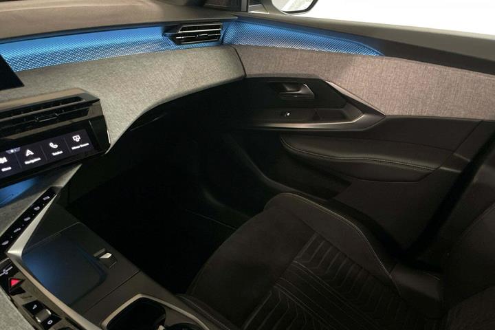 Hvid Peugeot e-3008 fra 2024 set indefra