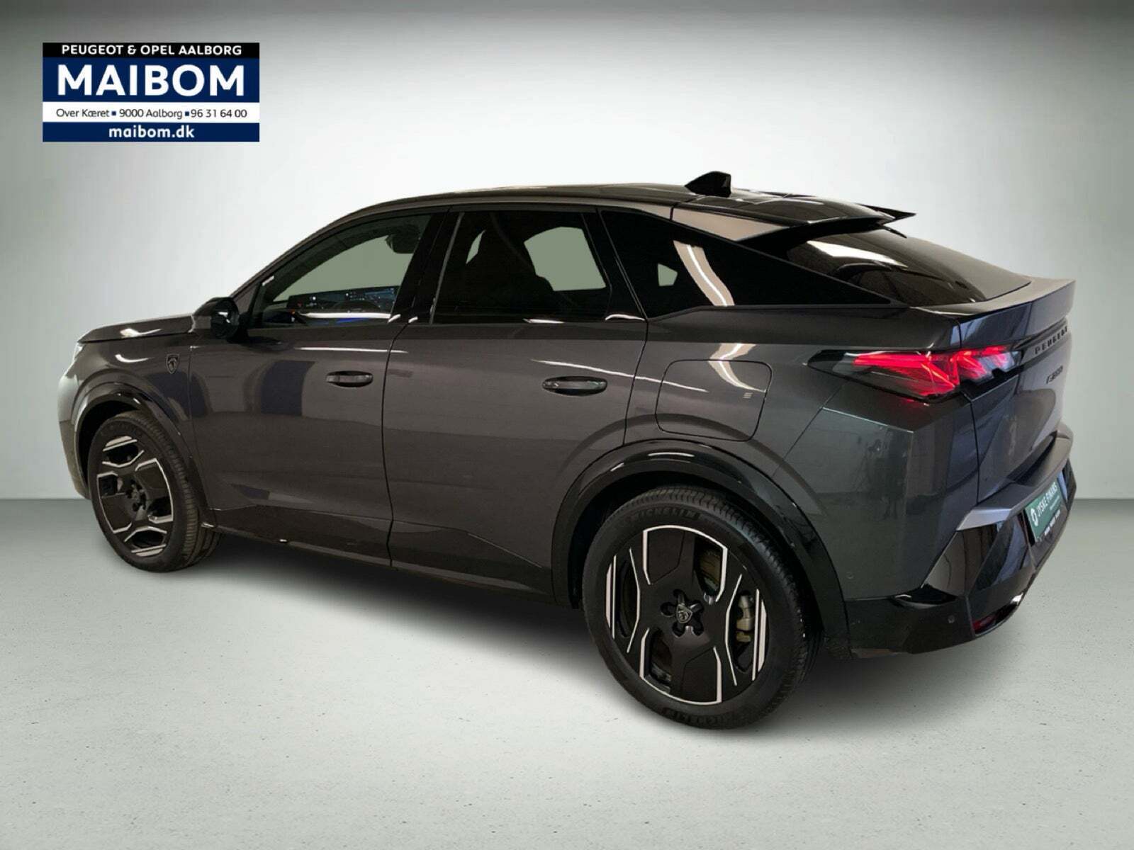 Grå Peugeot e-3008 fra 2024
