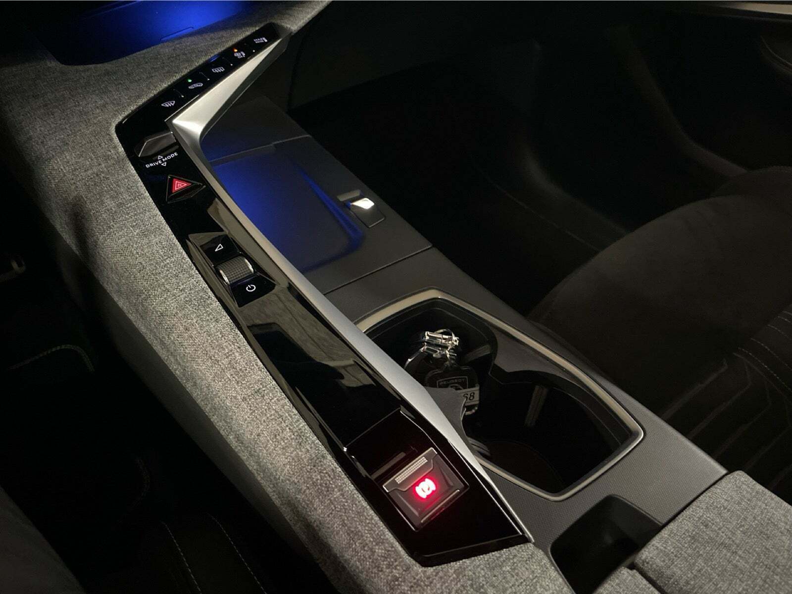 Grå Peugeot e-3008 fra 2024