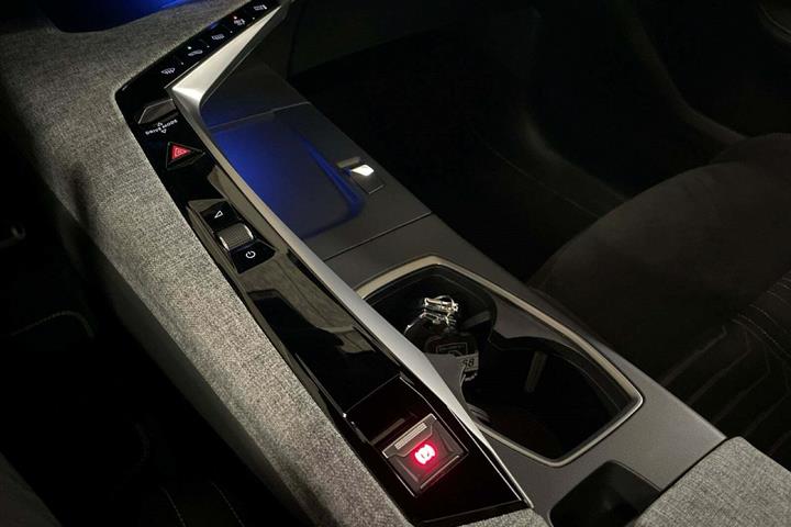 Grå Peugeot e-3008 fra 2024